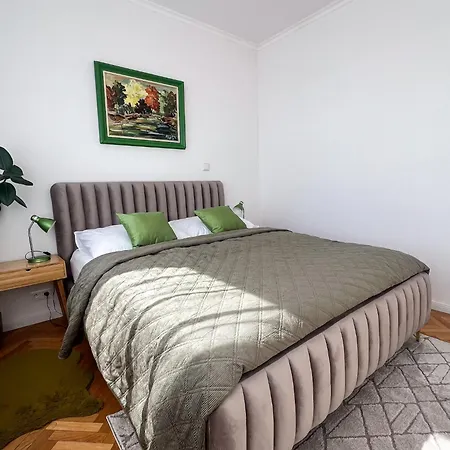 The Castle Spot -2bd *